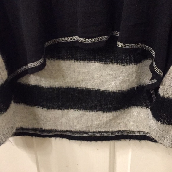 Light unique striped hi-low sweater Jrs L! - Picture 2 of 3